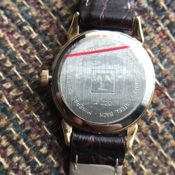 Tissot A220 Ladies Leather-band, water resistant 30m, mineral crystal watch. - Picture 6 of 16